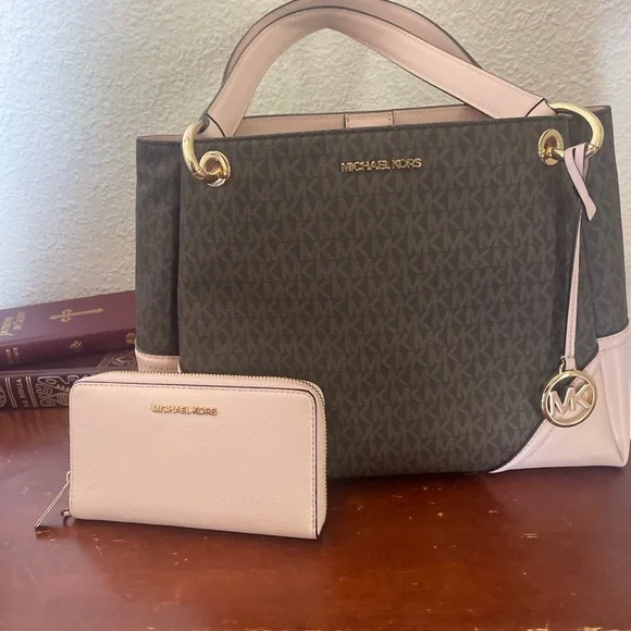 Micheal Kors purse - Picture 1 of 1